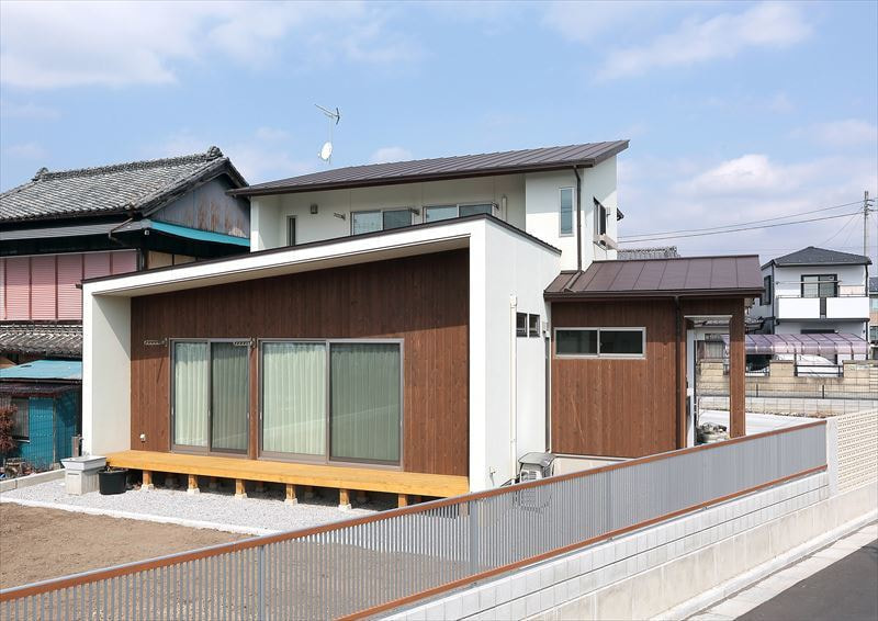 木の温もりと寄り添うピアノ室のある家