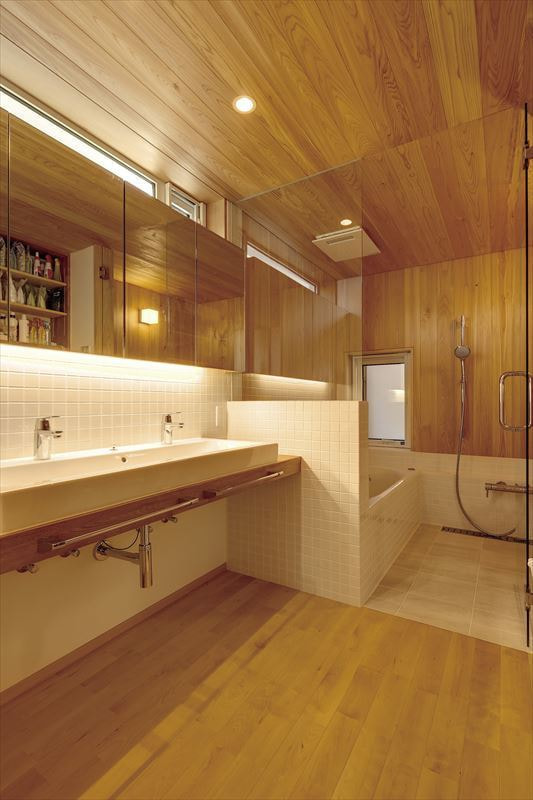 壁・天井に桧を使った製作浴室と造作洗面