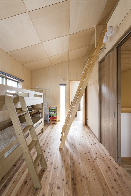 子供室は壁・天井シナ合板張りと杉板の床