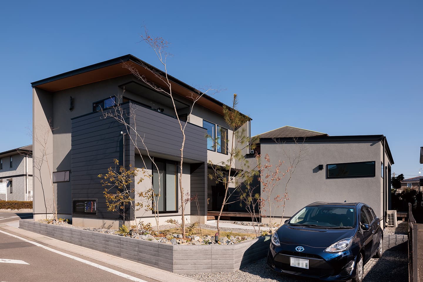 敷地条件を有効利用した中庭のあるコの字の家