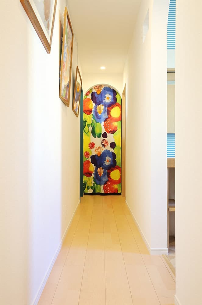 北米スタイルのガレージがある家