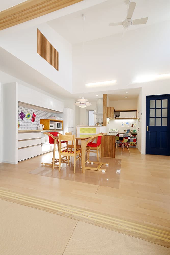 北米スタイルのガレージがある家