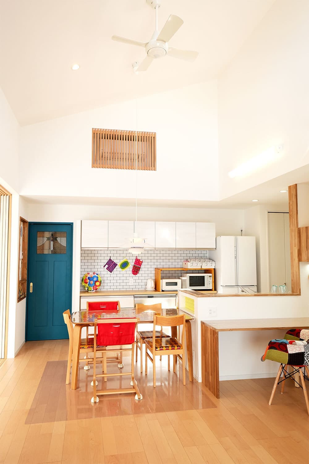 北米スタイルのガレージがある家