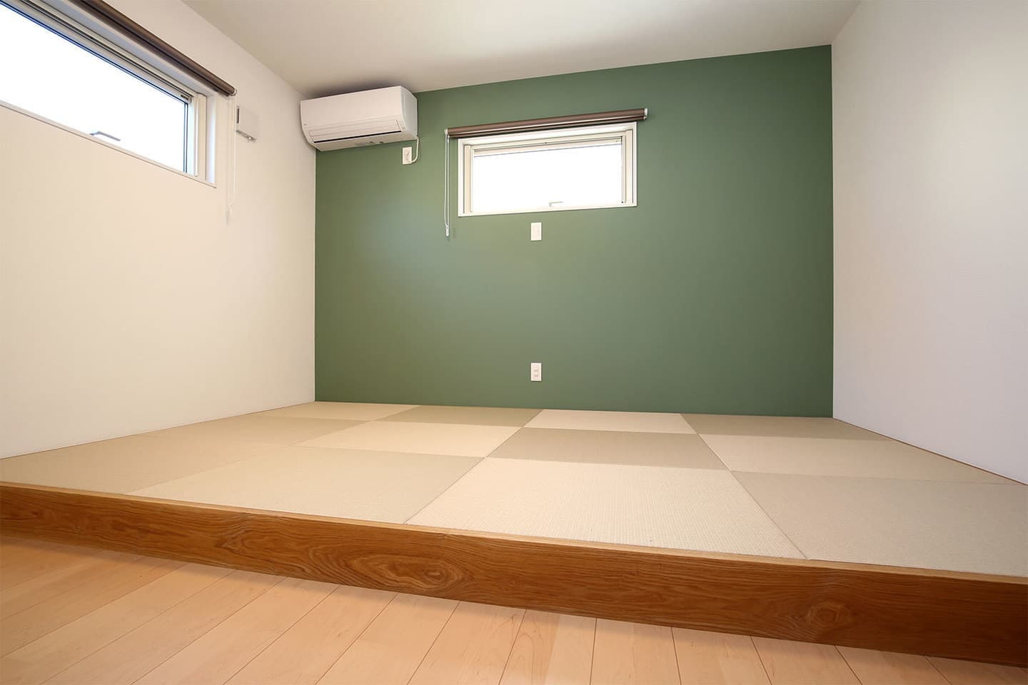 北米スタイルのガレージがある家