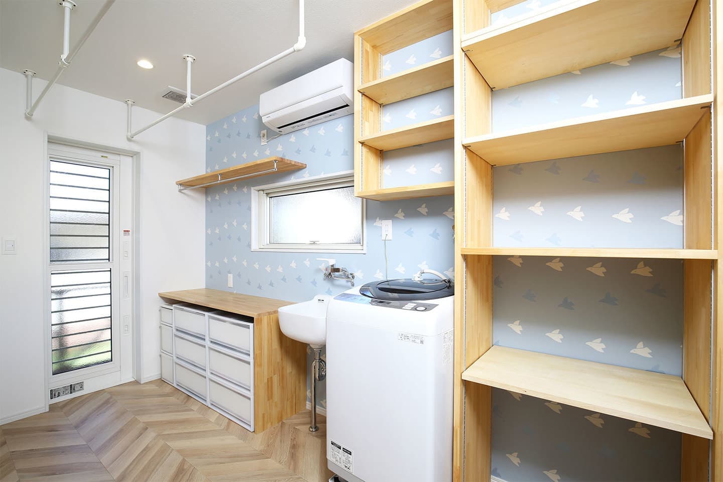 北米スタイルのガレージがある家