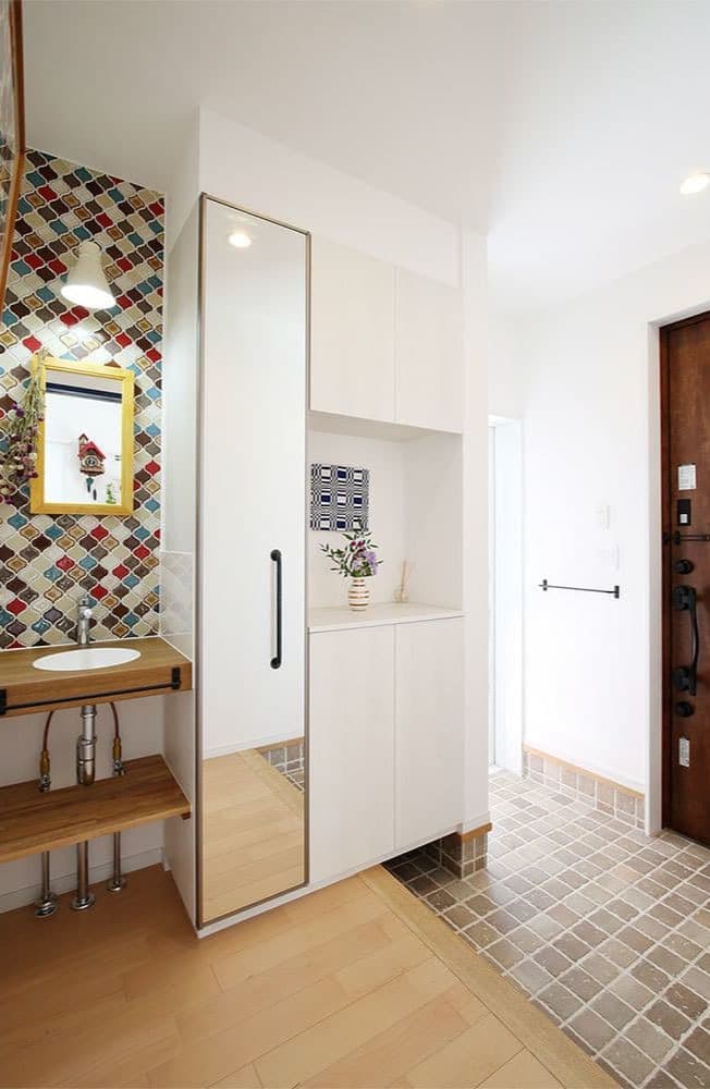 北米スタイルのガレージがある家