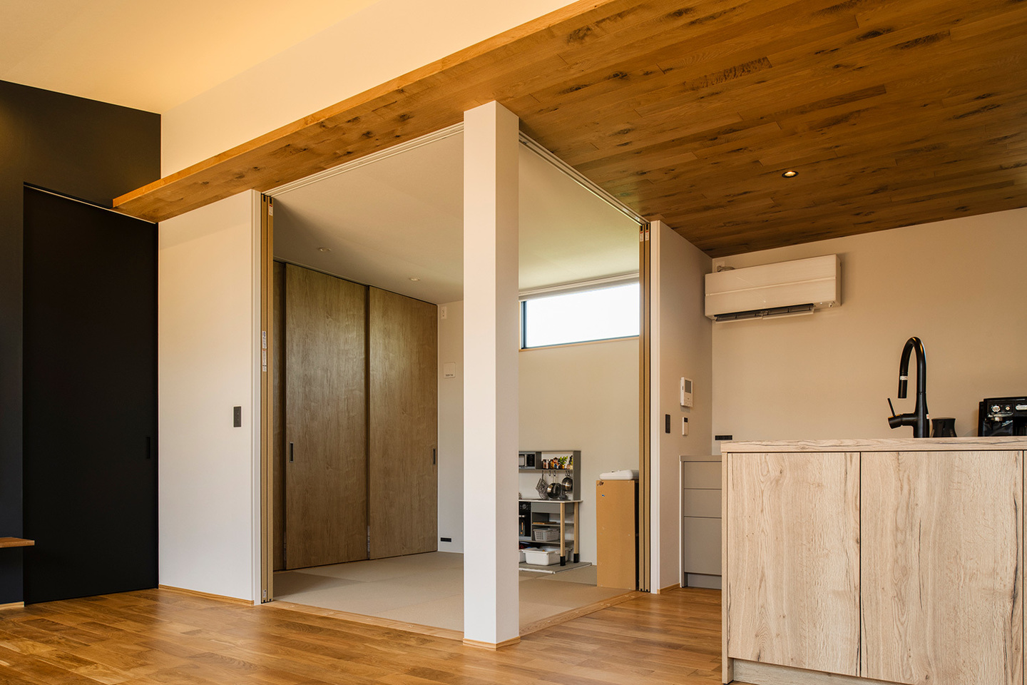 視線に配慮したロの字の平屋の家