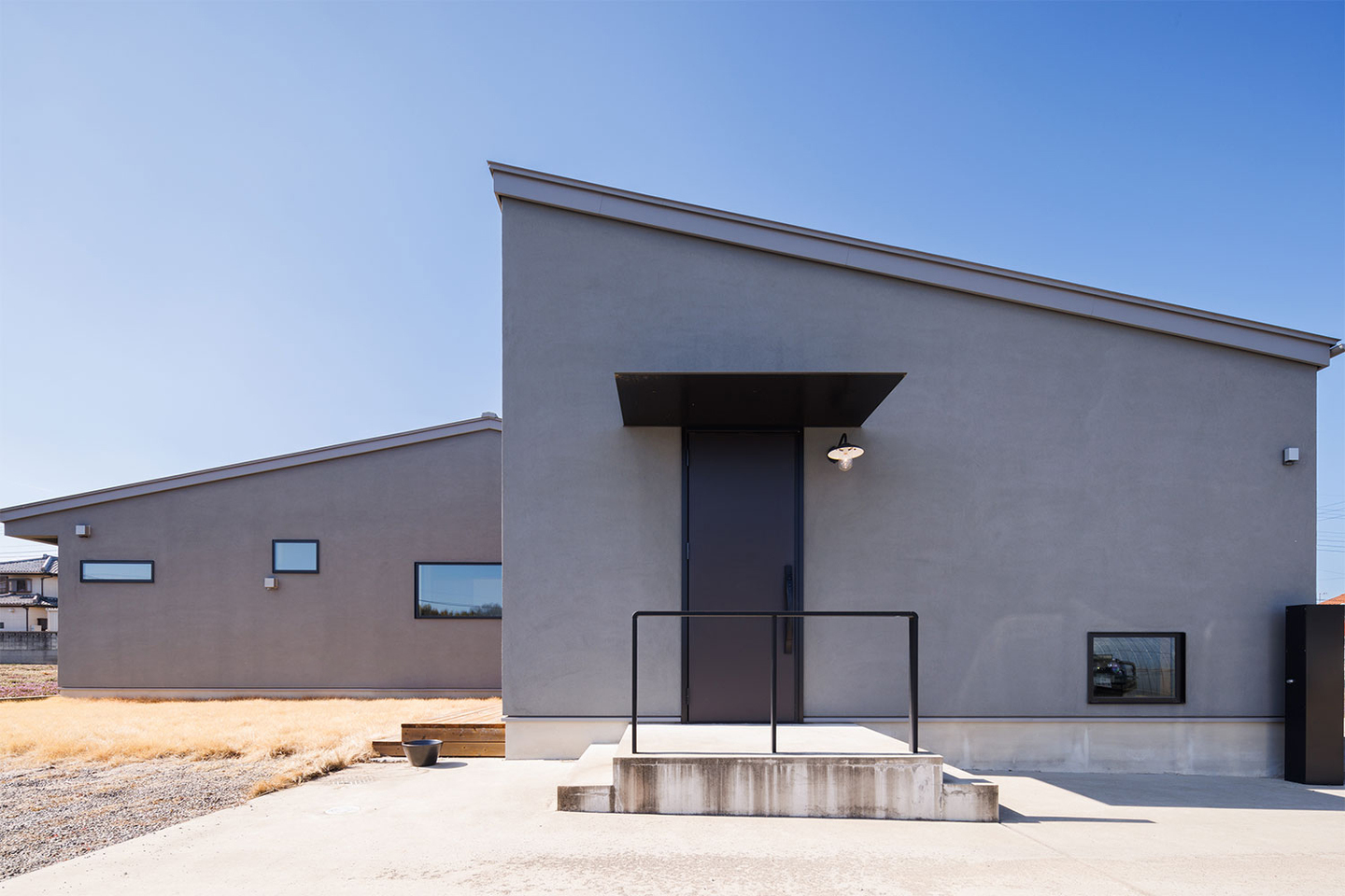 形・色ともシンプルに整えた外観