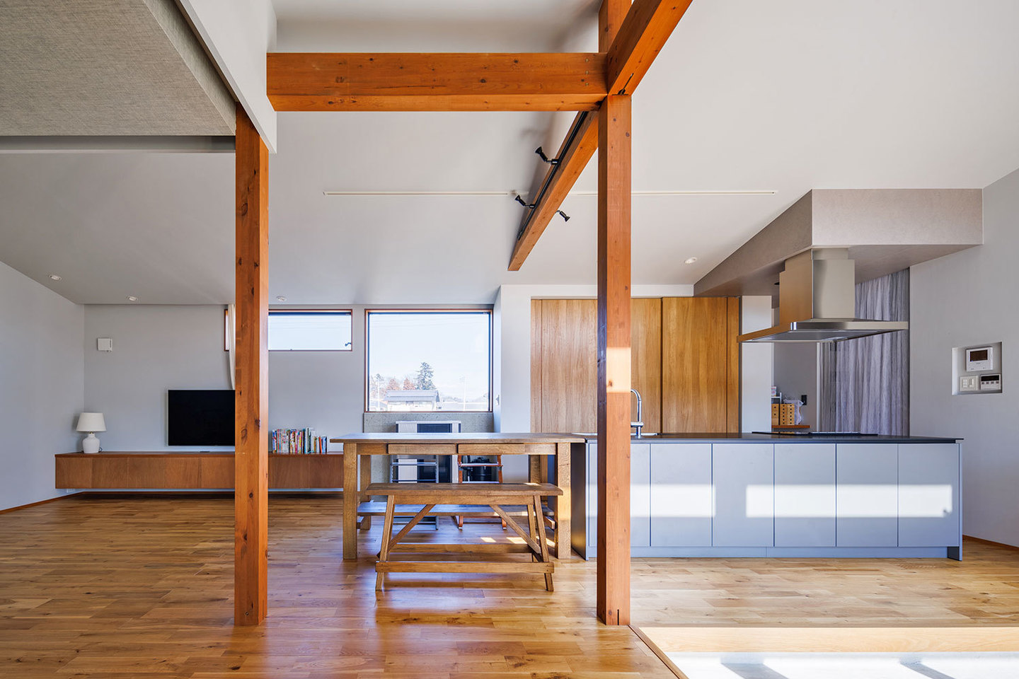 構造材を現しにし、より空間を広く見せたLDK