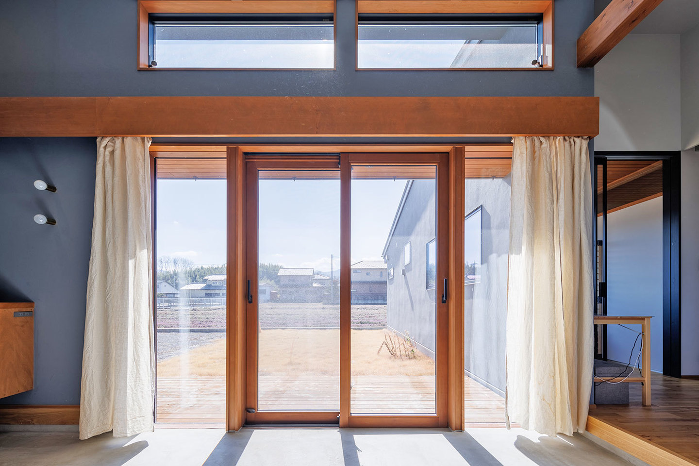 木製サッシを使用し、空間のアクセントに