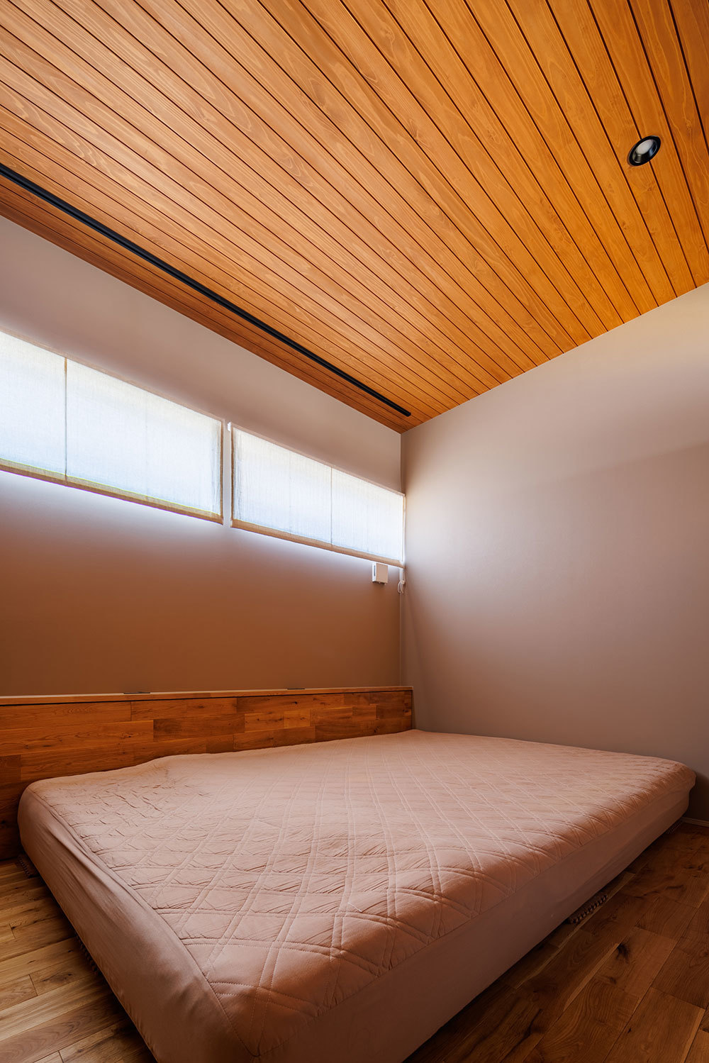 天井高3ｍとした寝室