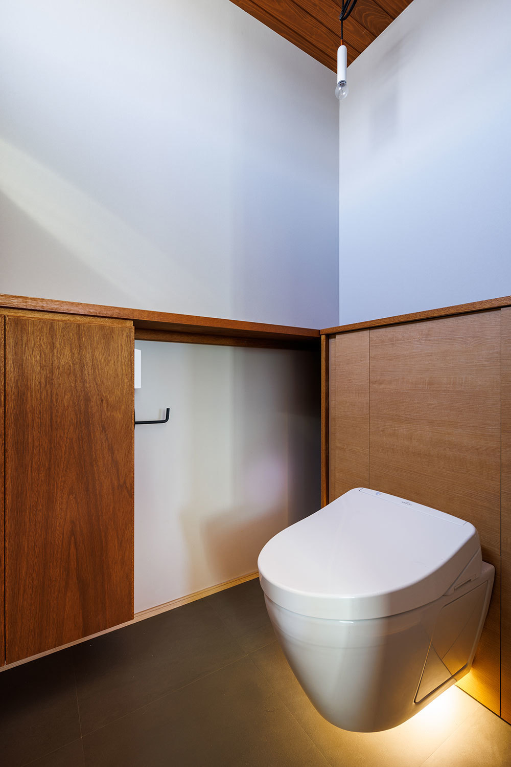 造作収納をつけたトイレ