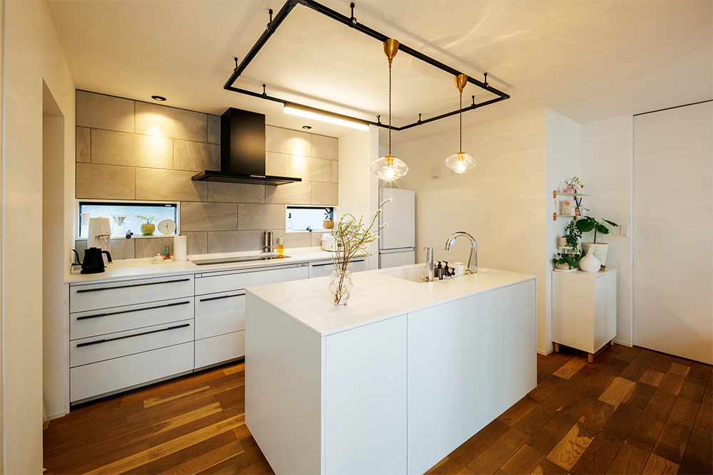 ダクトレールとⅡ型キッチンが印象的なキッチン