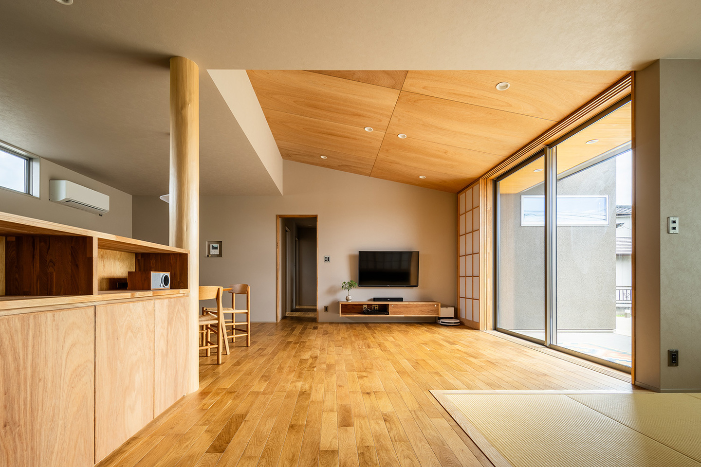 ラワン合板の天井が美しいリビング