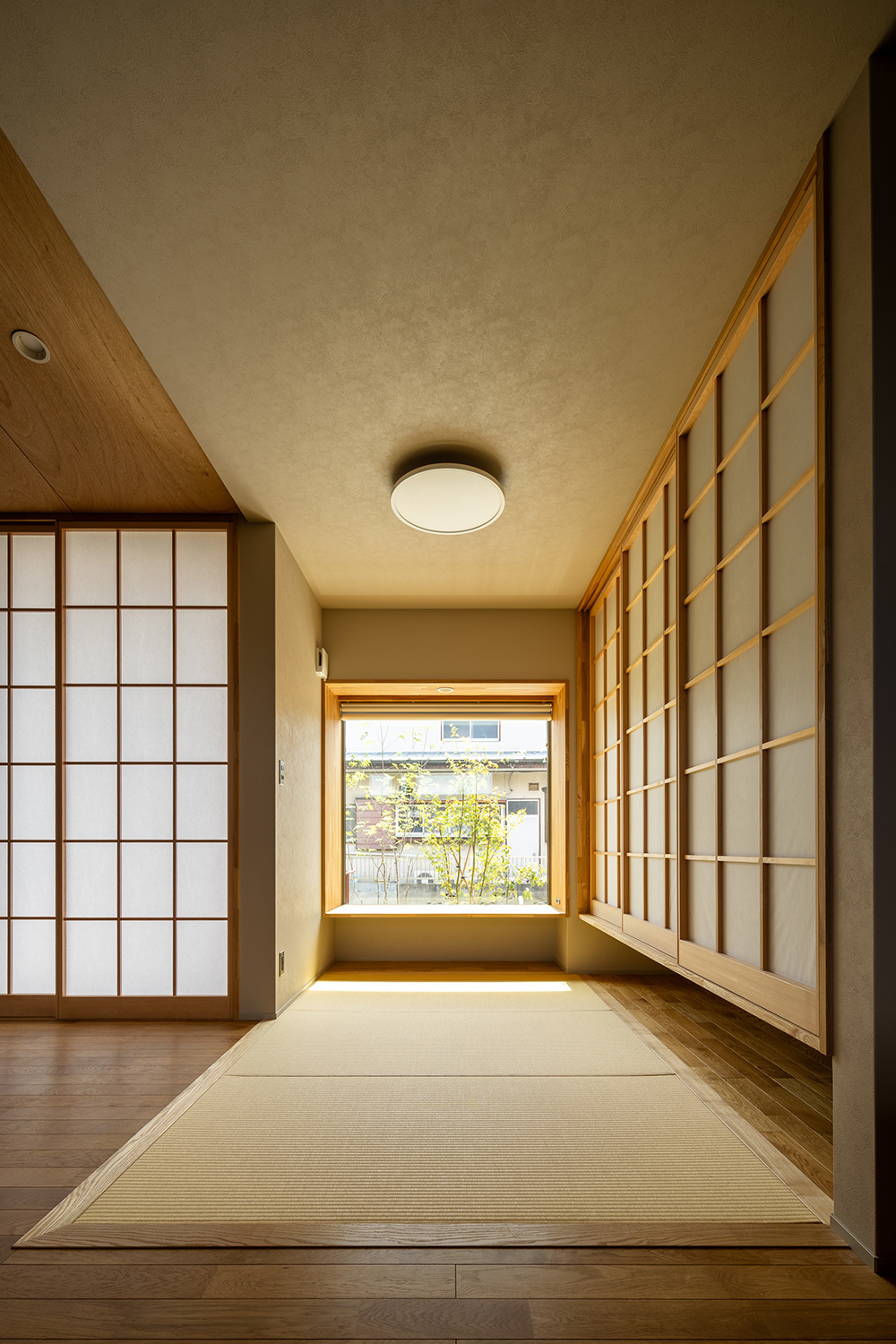 和室に設けた庭の眺められるヌック