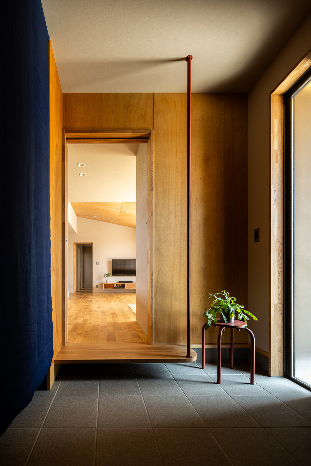 鉄骨手すりがアクセントの玄関・ホール