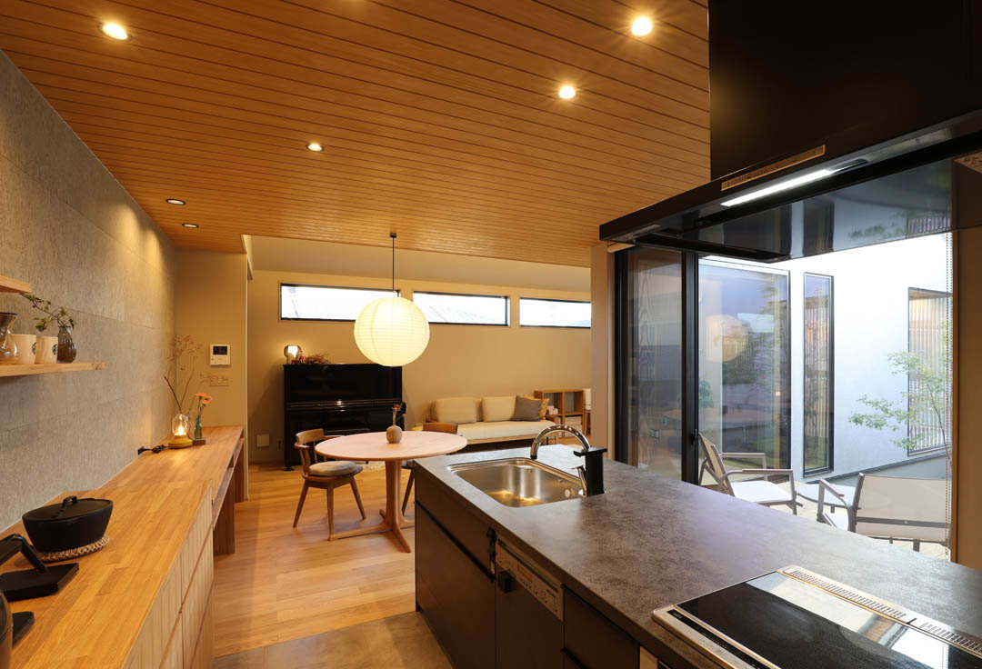 中庭を中心として開放されたLDKのある家