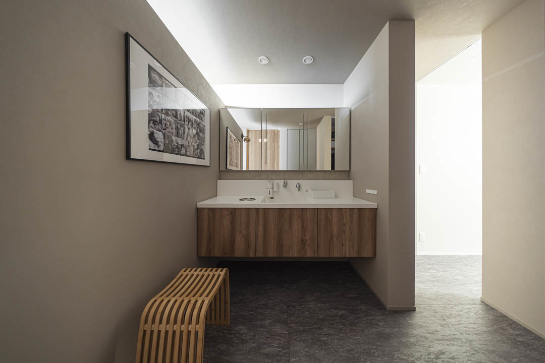 玄関からの裏動線にある造作洗面台