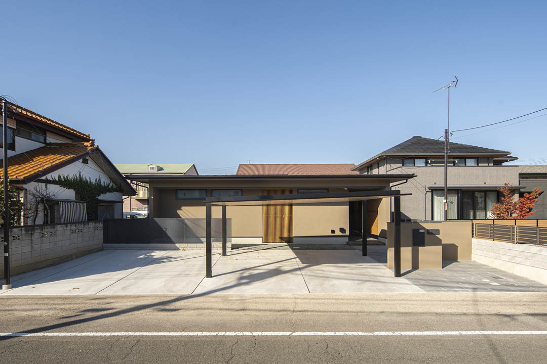 囲まれた中庭と開放的なＬＤＫがつながる平屋の家