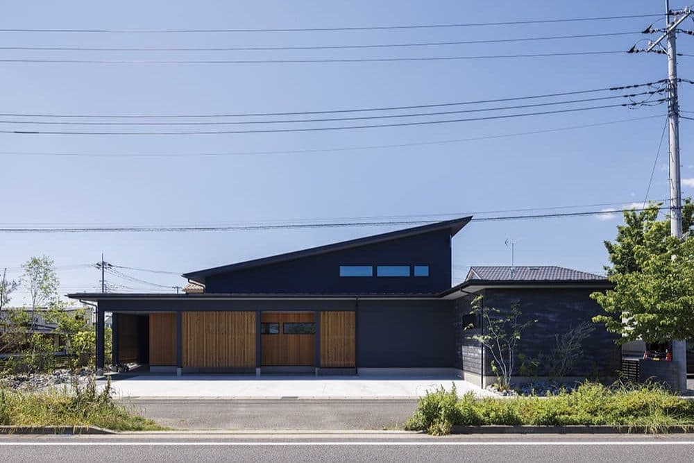グレージュと木の雰囲気のあるスキップフロアの家