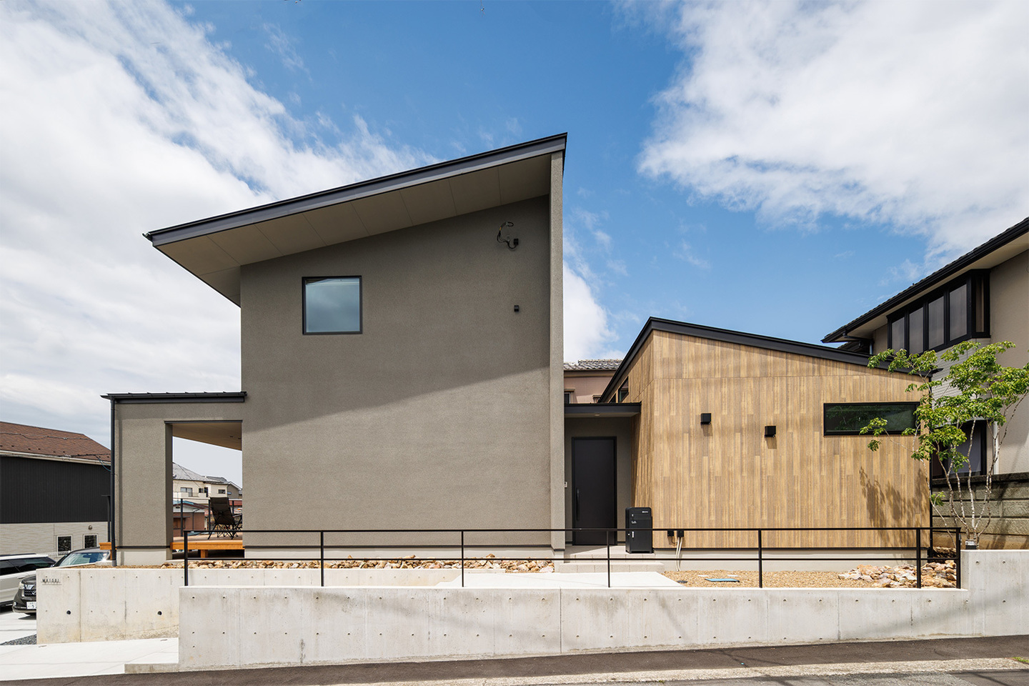 外と内をつなぐウッドデッキのあるナチュラルモダンな家