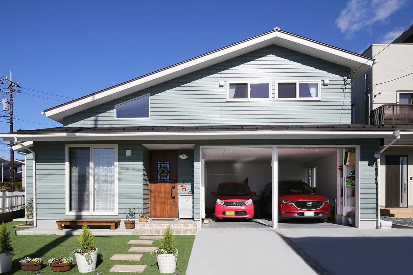 北欧スタイルのガレージがある家