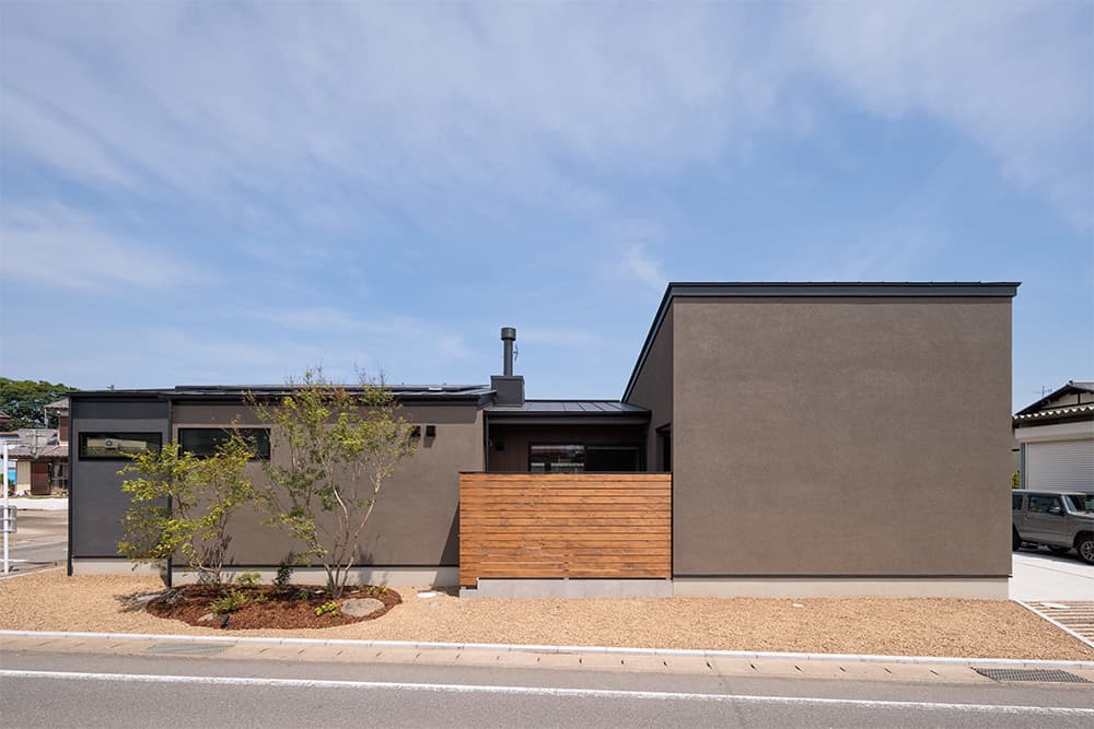 土間と中庭がつながるヌックのある平屋の家