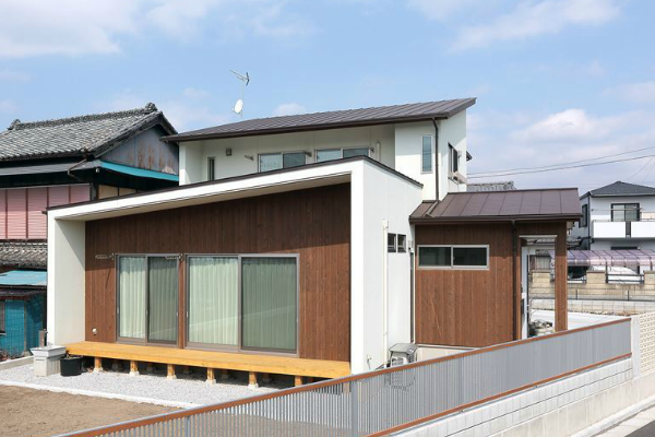 木の温もりと寄り添うピアノ室のある家