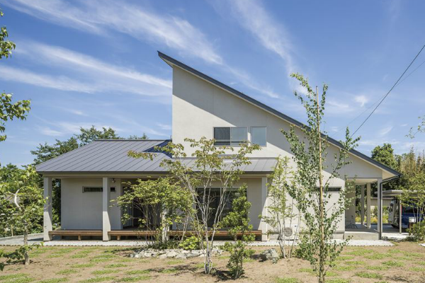 パッシブデザインを 考慮した大屋根の家