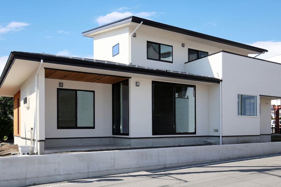 軒の深い和モダンな家