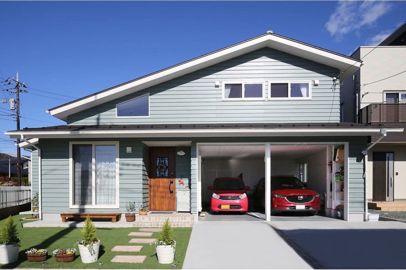 北欧スタイルのガレージがある家