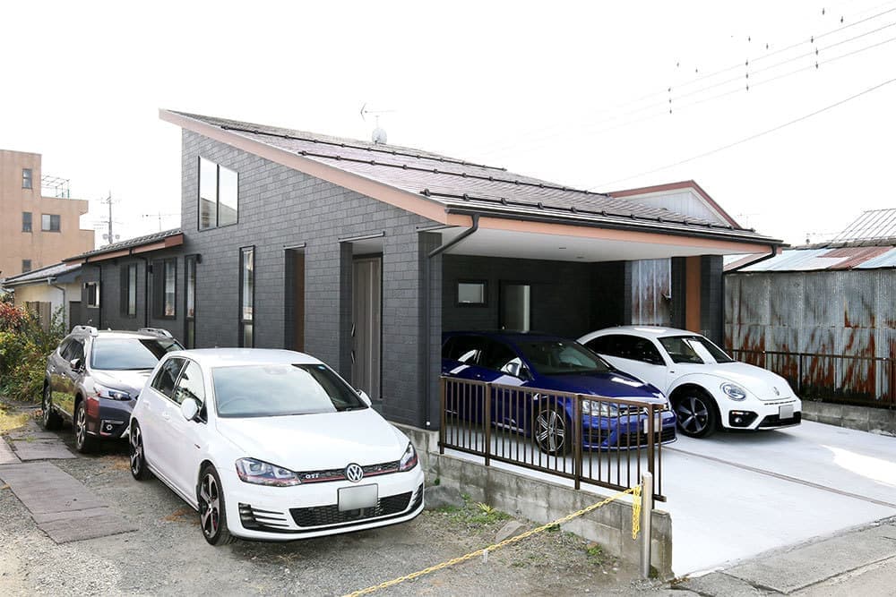 南北に長いビルトインガレージ付きの平屋