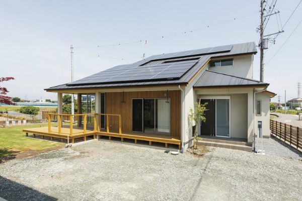 プライベートガーデンに 開いた大屋根の家