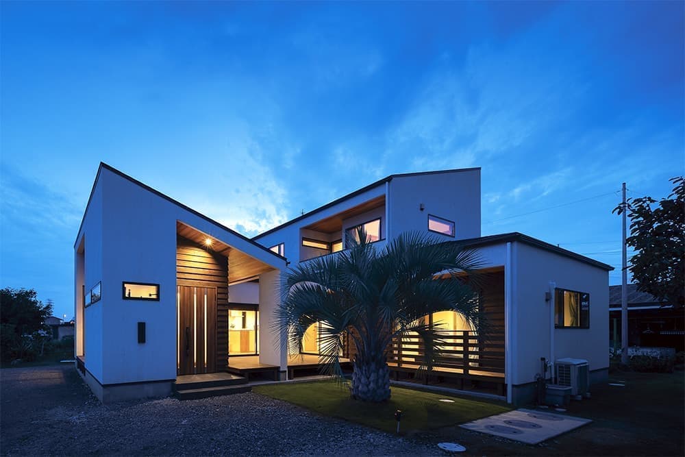 中庭のあるコの字の家