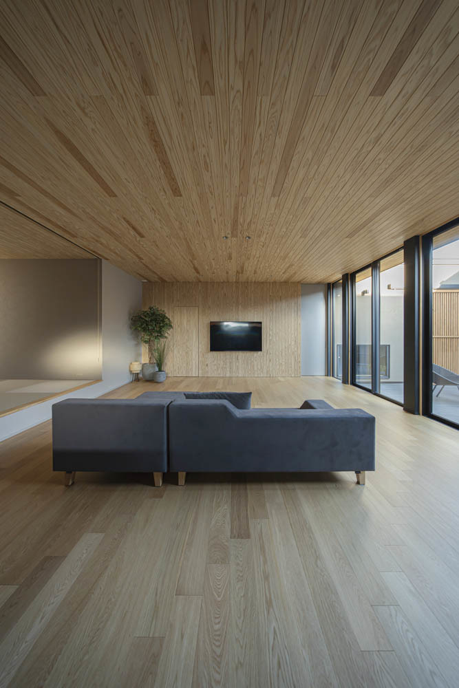 壁と天井を杉板貼りにして連続性を持たせたリビング