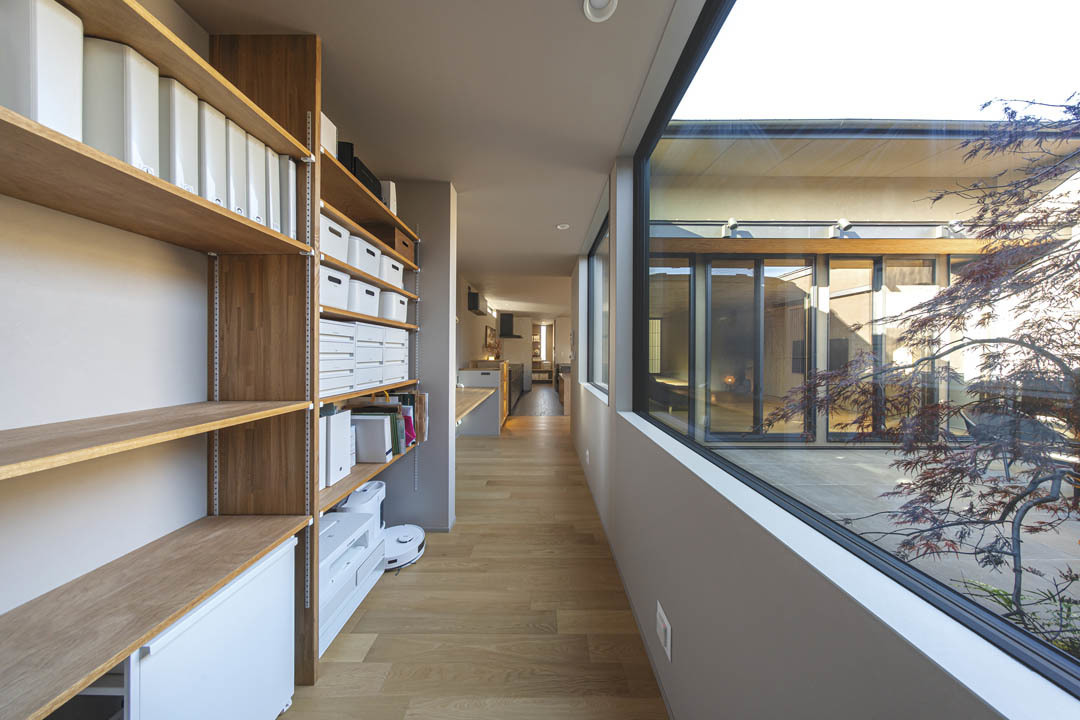 中庭を望める廊下兼スタディースペース