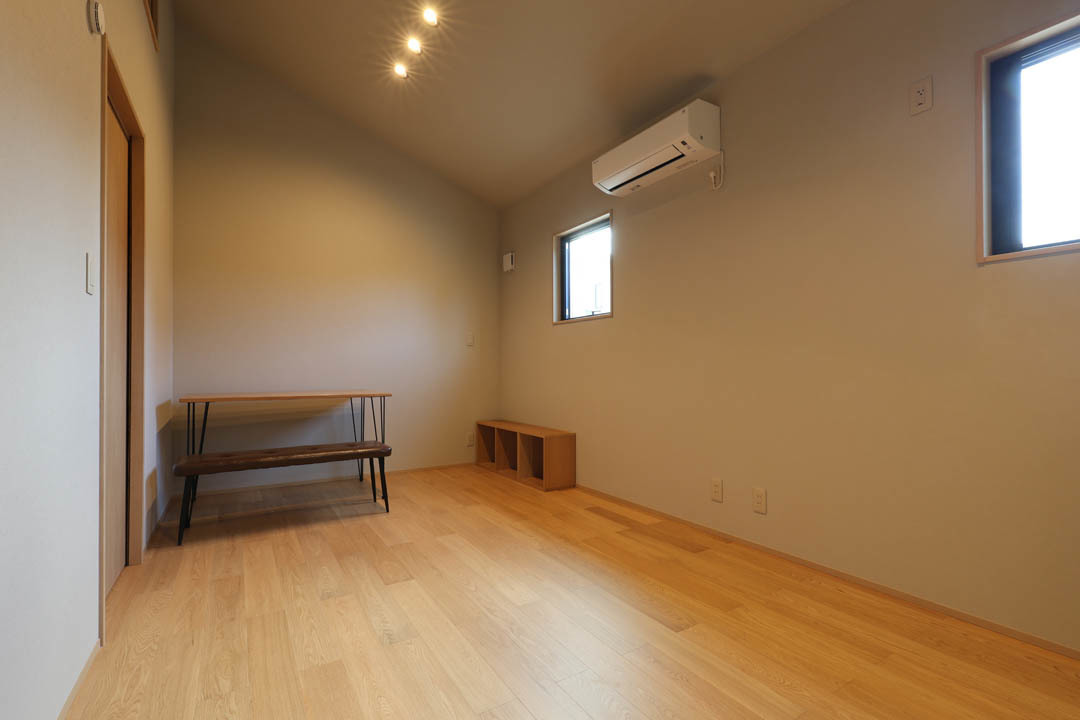 コンパクトながらも広がりを与えた勾配天井