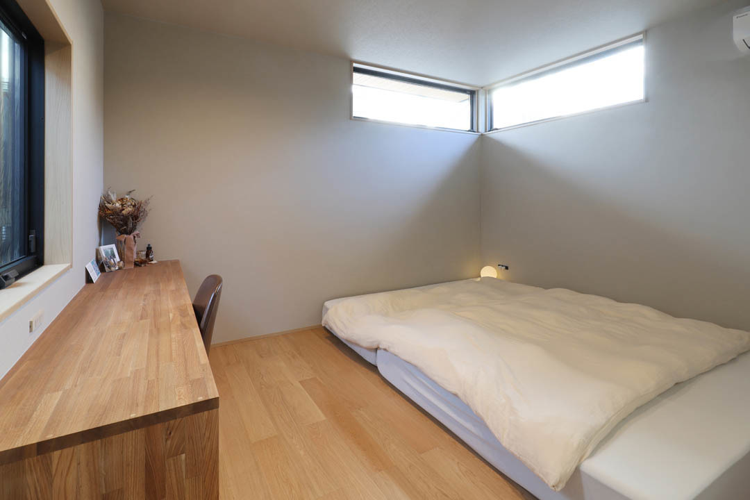 2方向からの風と光を取り入れた快適な寝室