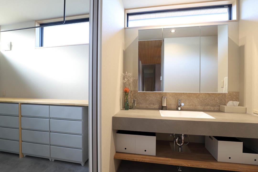 ハイサイドからの光が降りそそぐ明るい洗面・脱衣スペース