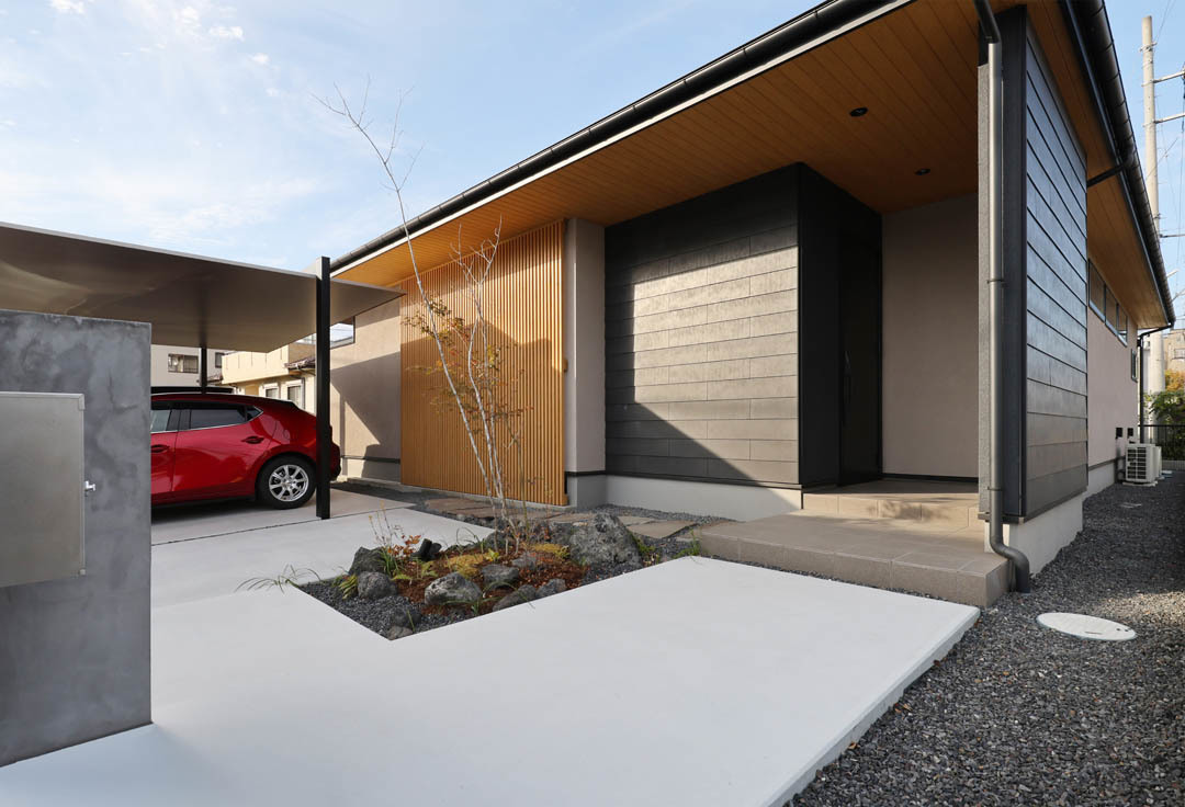 飛び石と雨に濡れない軒深スペース
