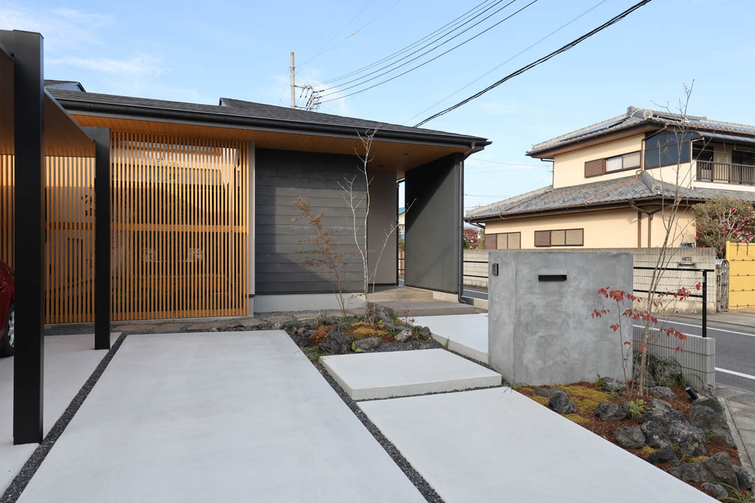 軒の深い大屋根と表情を抑えた外観でシックに演出