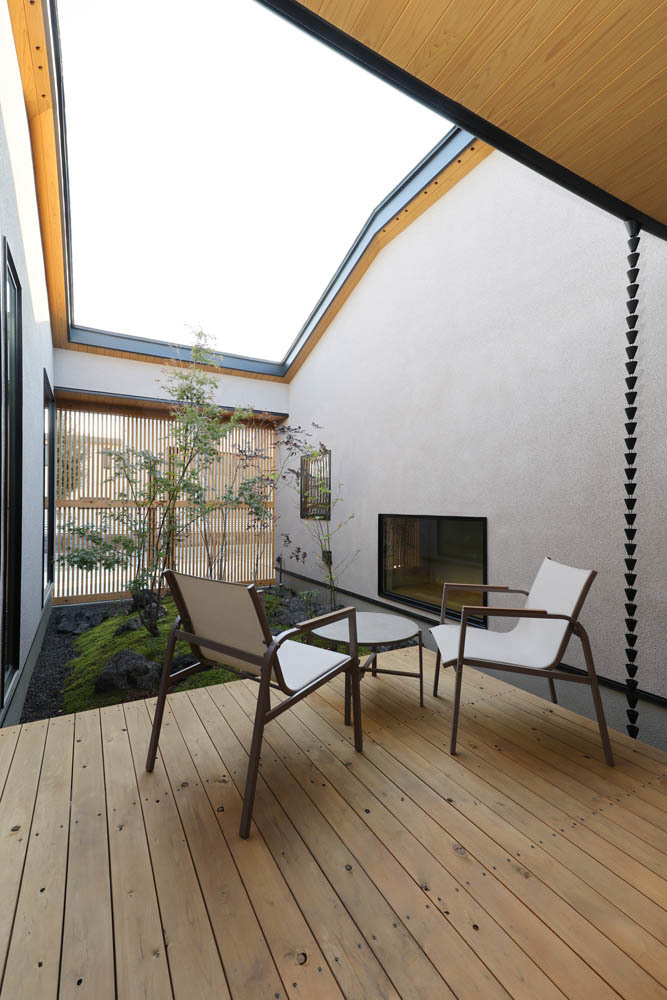 家にいながらくつろげるアウトドアデッキと中庭