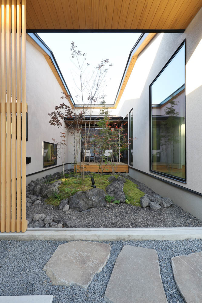 格子戸をオープンするとこだわりの庭で癒されます