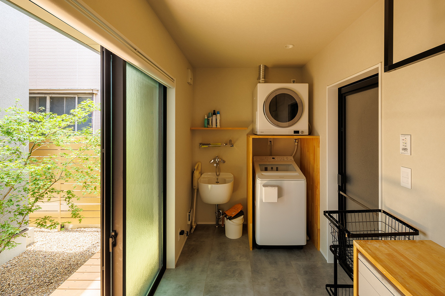 道路側からは見えず、ランドリールームからは近くに設けた外部物干しスペース