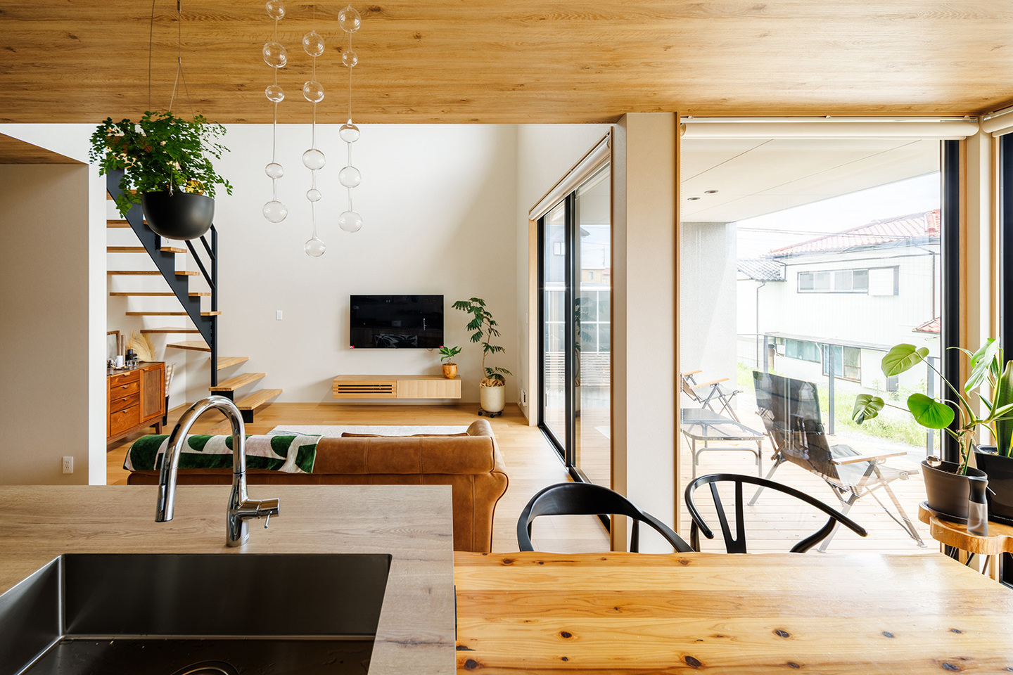 外と内をつなぐウッドデッキのあるナチュラルモダンな家