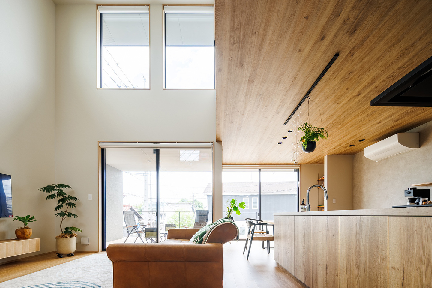 外と内をつなぐウッドデッキのあるナチュラルモダンな家