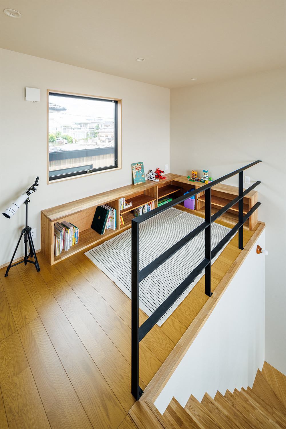 リビングと吹抜を介してつながる2階ホールプレイスペース