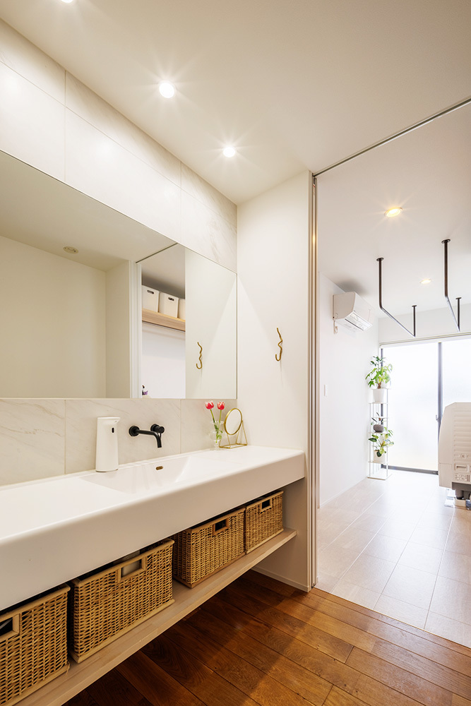 明るく爽やかな印象の白を基調とした洗面台