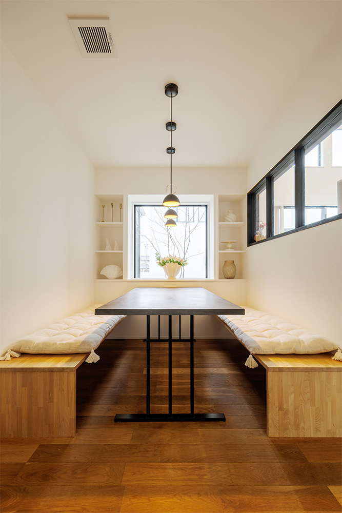 個室感のあるヌック風のダイニングスペース