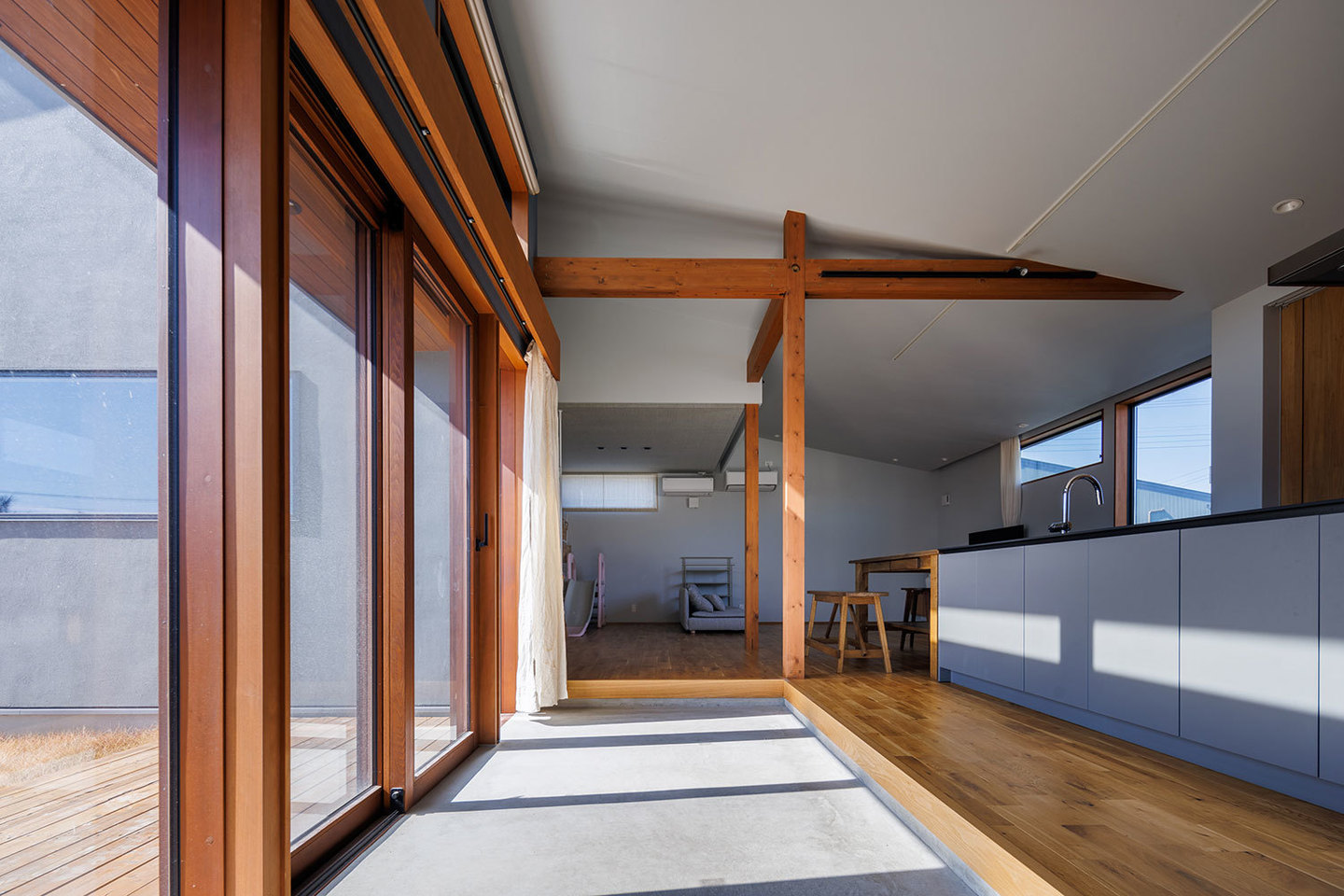 木製サッシと土間のある平屋の家